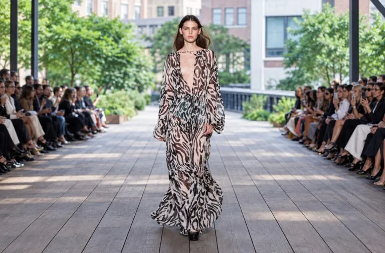 Diane von Furstenberg en Nueva York presenta nuevos diseños con Henry Zankov durante un desfile moderno sobre la High Line.