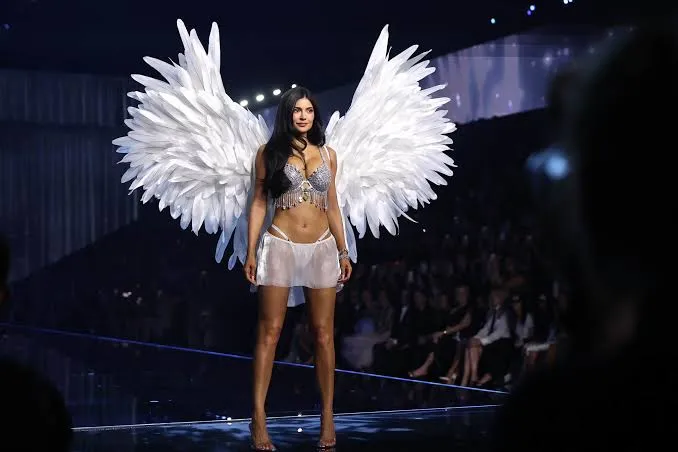 Kylie Jenner luce el Fantasy Bra de Victoria’s Secret durante el desfile de 2026.