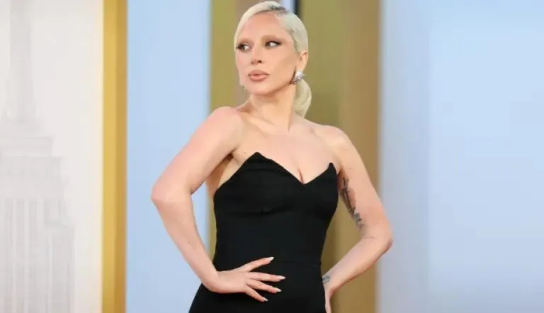 Lady Gaga CEO de Haus Labs durante una presentación profesional de productos de maquillaje vinculada con Nueva York.