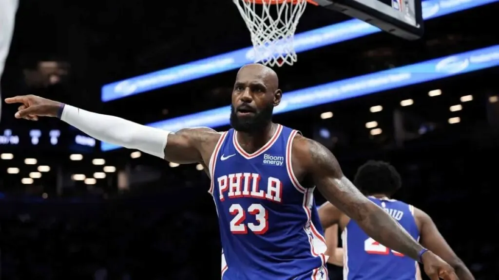 LeBron James juega con los Philadelphia 76ers ante los New York Knicks en el Madison Square Garden.