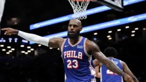 LeBron James juega con los Philadelphia 76ers ante los New York Knicks en el Madison Square Garden.