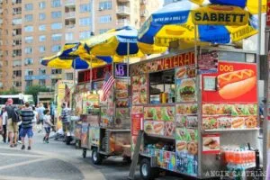 Descubre cómo los carritos de comida, la pizza por rebanada y los platos halal se convirtieron en símbolos de la cultura gastronómica de Nueva York.
