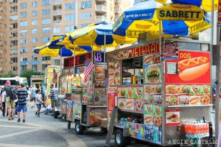 Descubre cómo los carritos de comida, la pizza por rebanada y los platos halal se convirtieron en símbolos de la cultura gastronómica de Nueva York.