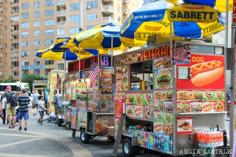 Descubre cómo los carritos de comida, la pizza por rebanada y los platos halal se convirtieron en símbolos de la cultura gastronómica de Nueva York.