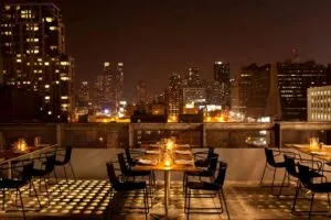 Barra elegante con cocteles preparados dentro de un moderno establecimiento de Nueva York.