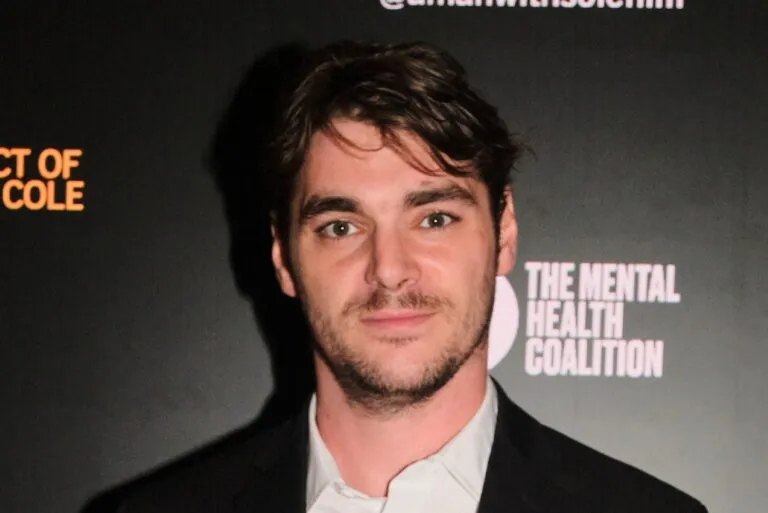 RJ Mitte, actor de Breaking Bad y defensor de la inclusión, durante una aparición pública relacionada con su trayectoria televisiva.