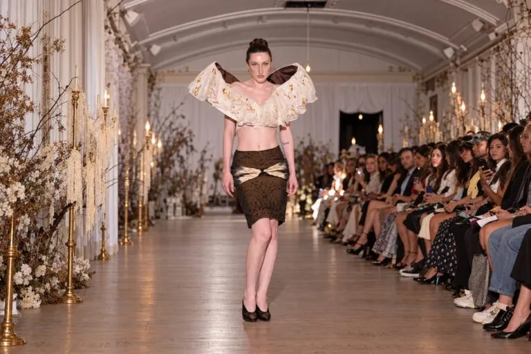 Tang Chi Couture presenta en Nueva York una colección de romance oscuro con vestidos escultóricos y detalles artesanales.